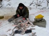 В этом году сезон зимней рыбалки был открыт значительно раньше.